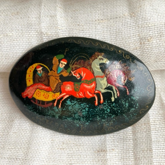 Vintage Russian Lacquer Hand Painted Brooch/Pin Black Oval Sleigh Scene Signed - Picture 3 of 10